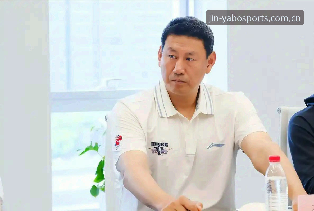 李楠接任北京男篮主帅：顾问转正与空降名帅，两条路的利弊对比